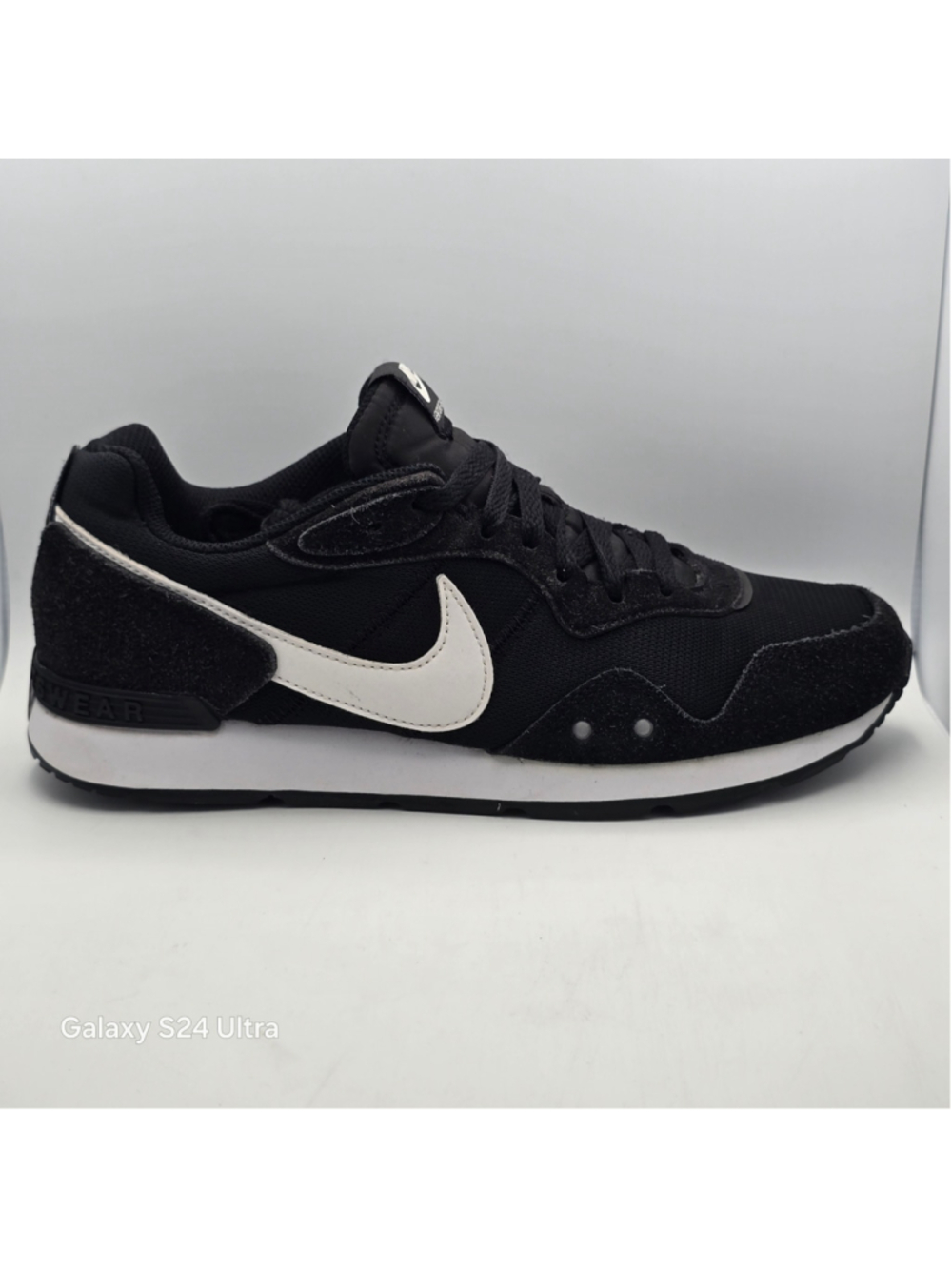 Women's Nike Venture Runner Sneakers Black and White women's 9